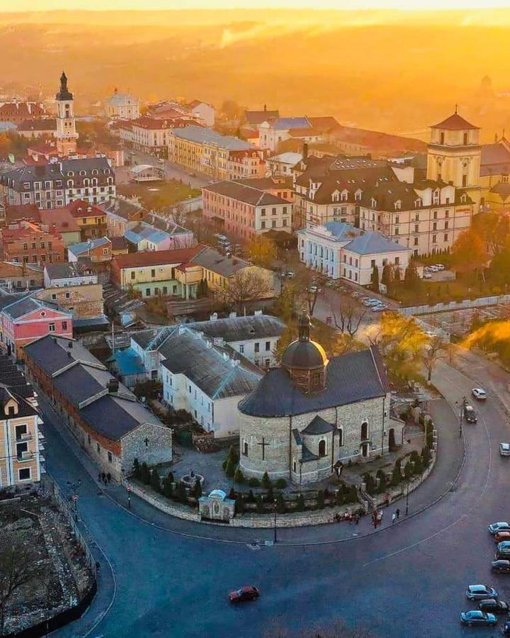 Квартира в центрі Старого міста з окремим входом Каменец-Подольский Экстерьер фото